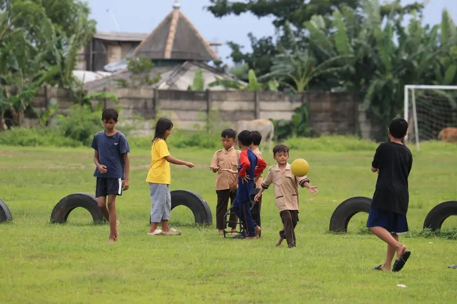 Warga berolahraga bersama di lapangan terbuka Pulau Panyang